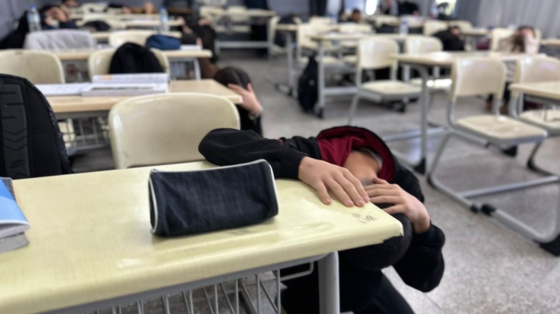 Balıkesir Lisesi'nde Eş Zamanlı Deprem Tatbikatı !